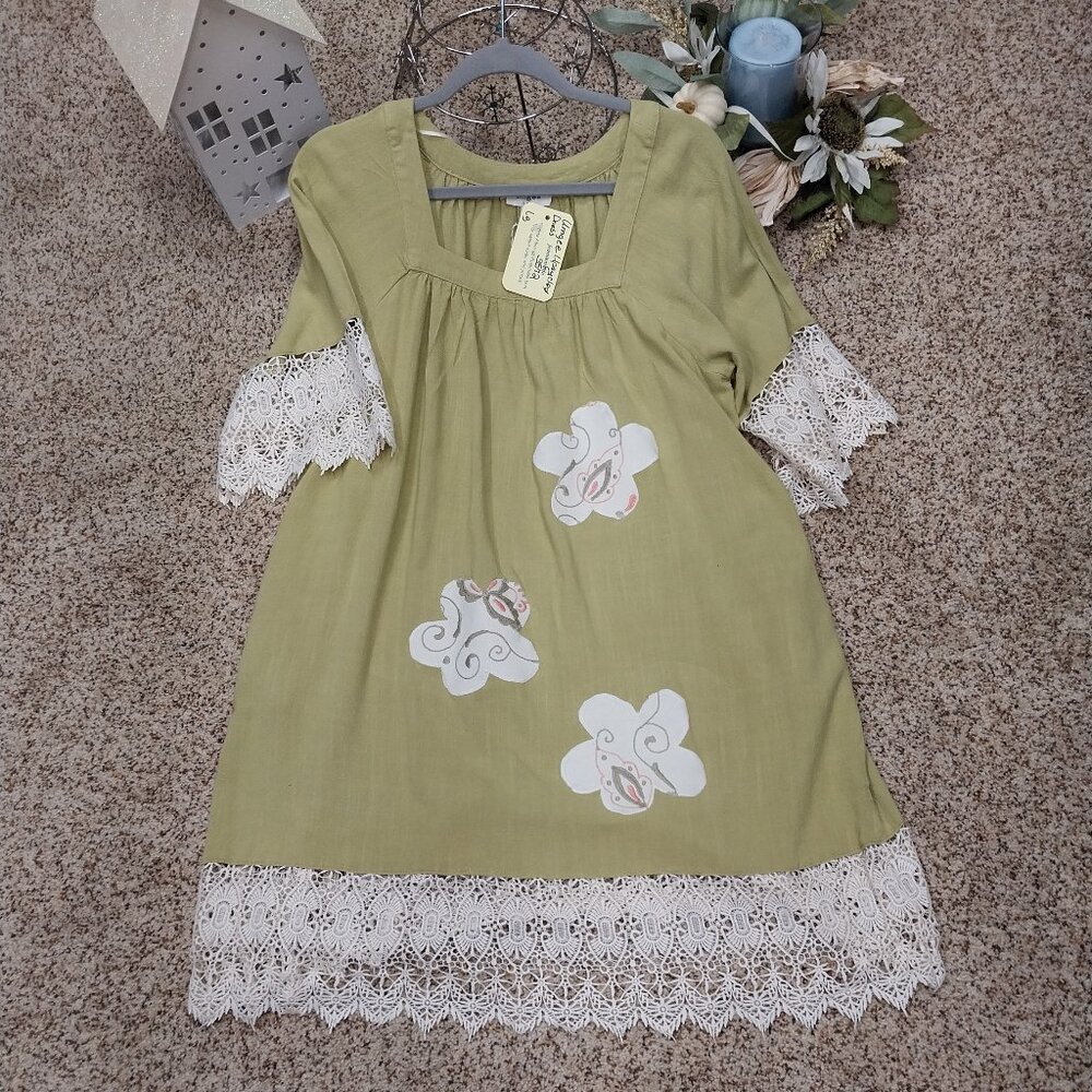 3572 Size L Umgee Upcycled Lace Trim Dress with Appliqued Flowers. NWT. - Picture 1 of 7